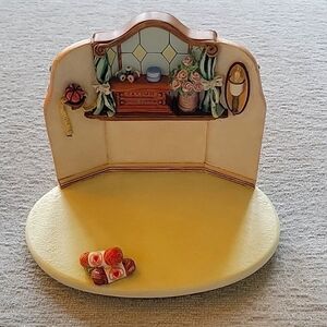 GOEBEL 1999 Hummelscapes quilting bee stand.  1047-D Great condition.